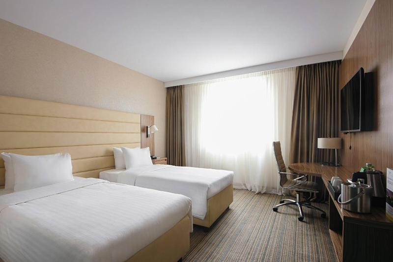 Standard Room with twin beds image 1