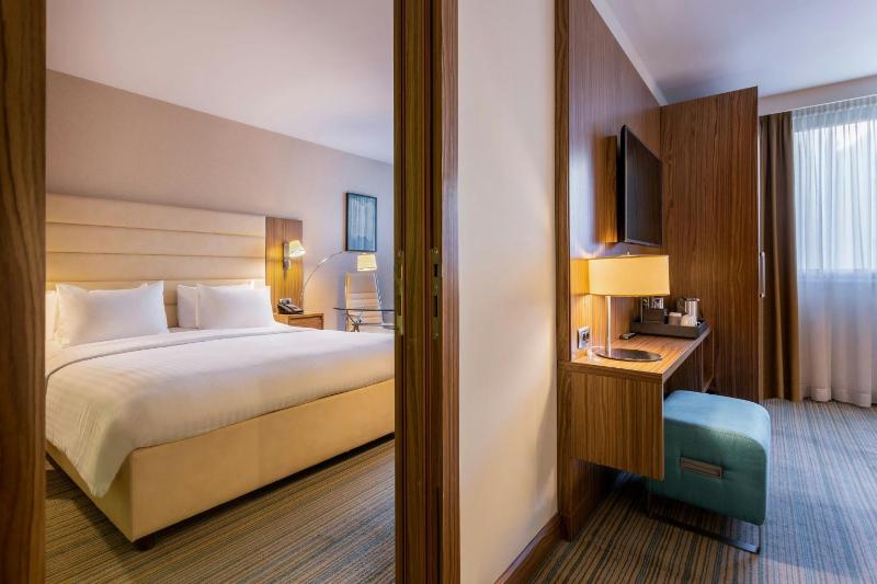 Standard Room with King Bed image 4