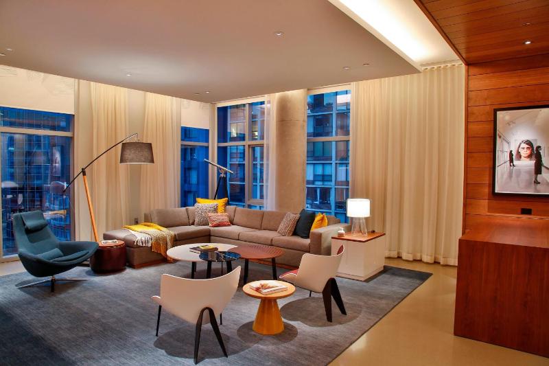 2 Bedroom Suite, Bedroom 1: 1 King, Bedroom 2: 2 Queen image 4