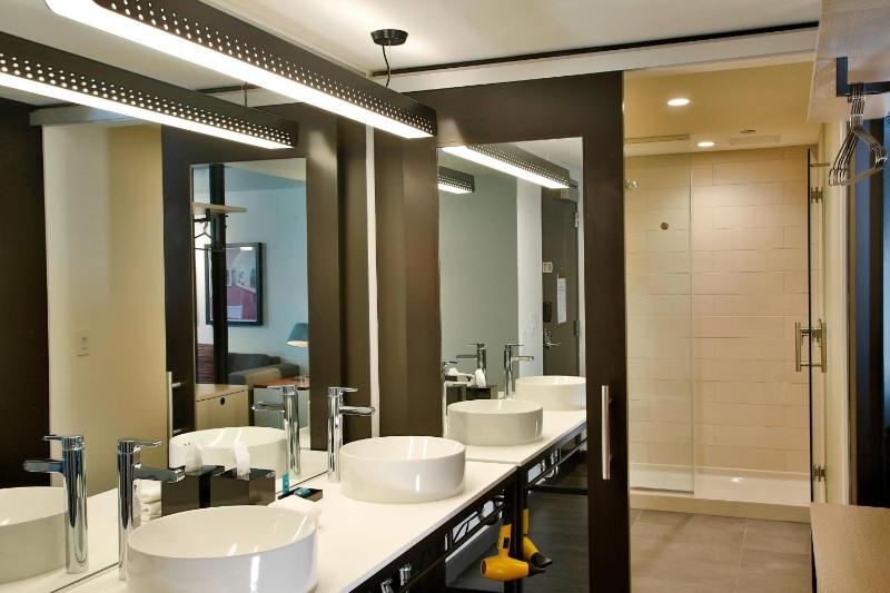 1 Bedroom Suite, 1 King, City view image 2