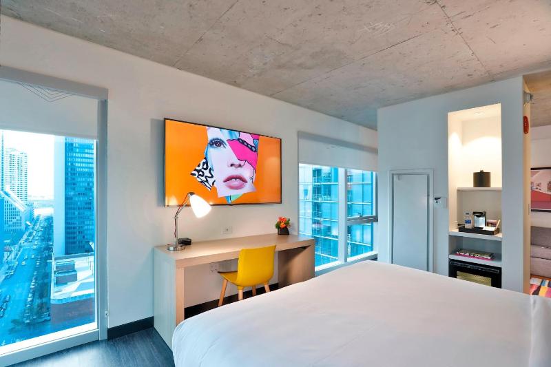 1 Bedroom Suite, 1 King, City view image 3