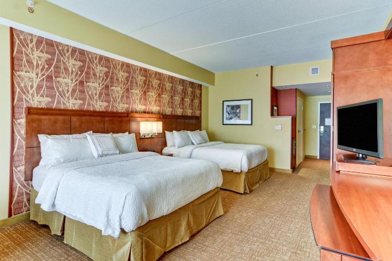 Queen Room with Two Queen Beds image 4
