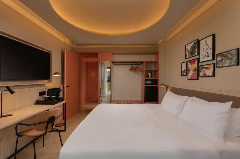 Preferred King Room with City View image 4
