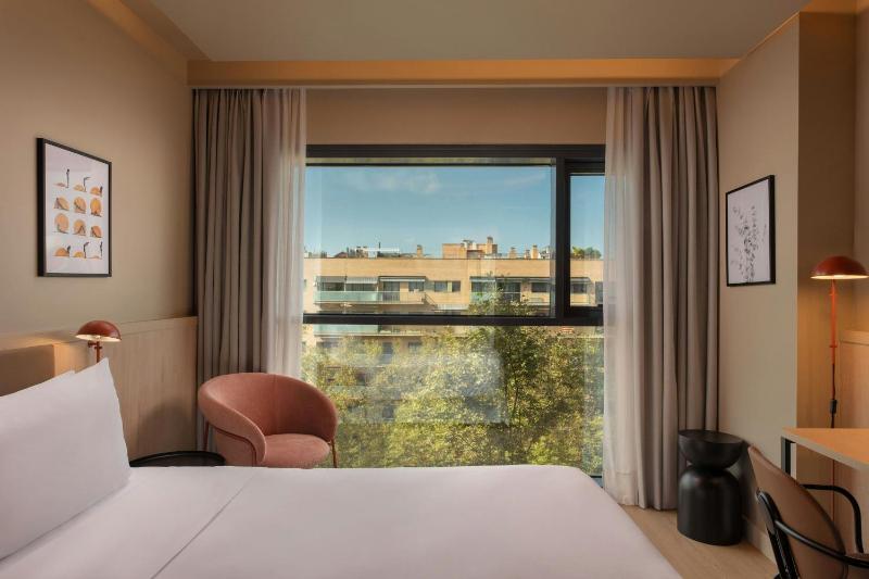 Preferred Twin Room with City View  image 4