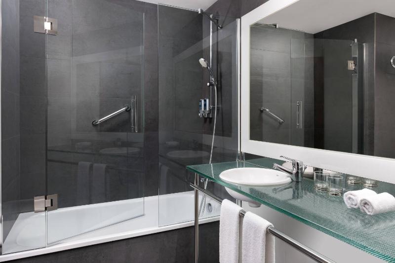 Preferred King Room with City View image 2