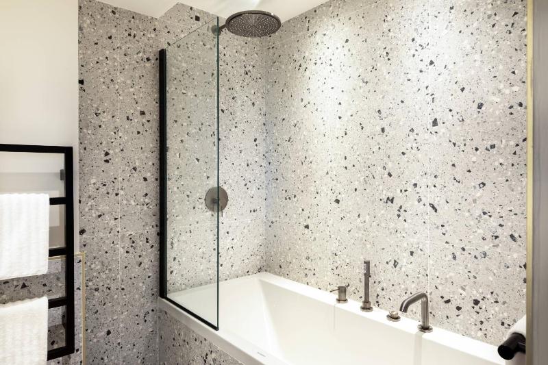 La Galerie Room, Larger Room with Queen Bed and City View image 4