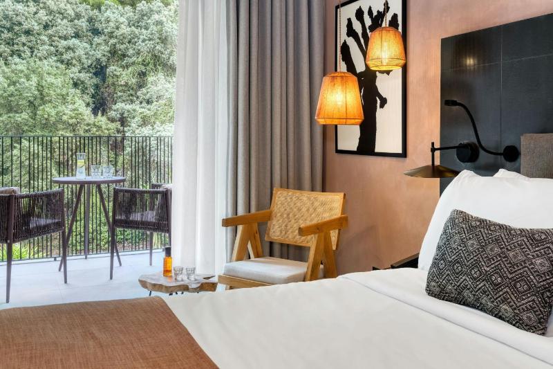 Tropical Retreat, Guest room, 1 King, Mountain view, Balcony image 3