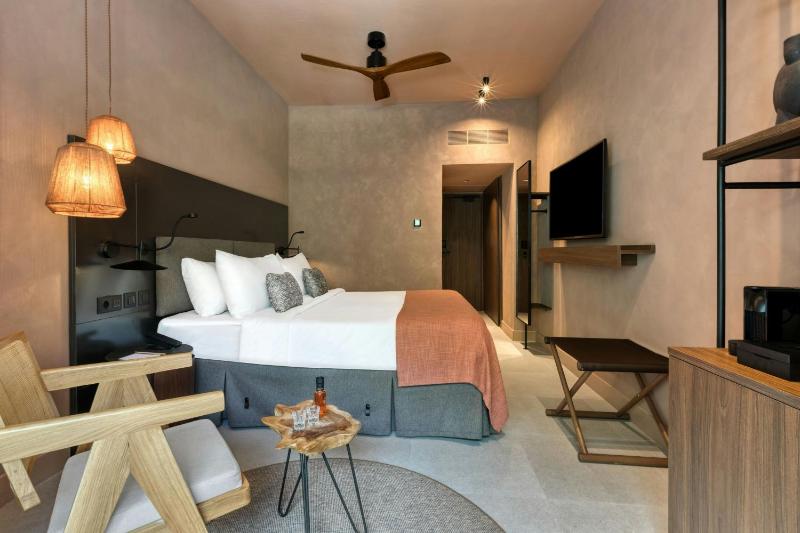 Tropical Retreat, Guest room, 1 King, Mountain view, Balcony image 4
