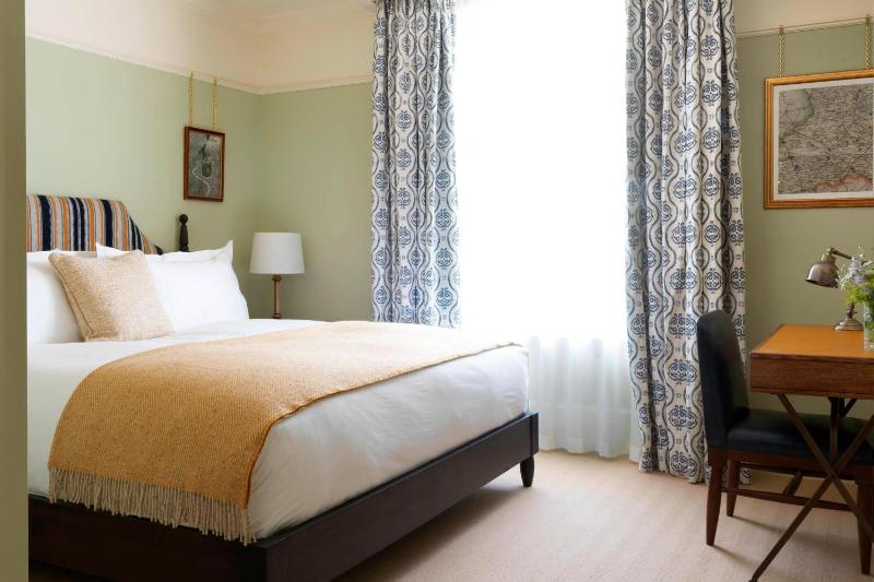Classic Queen Room with Park View image 1