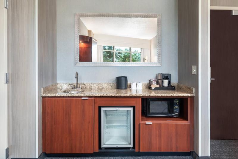 One-Bedroom King Suite with Sofa Bed and Courtyard View image 3