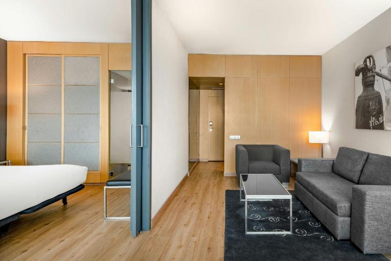 One-Bedroom Junior King Suite with Street View image 4