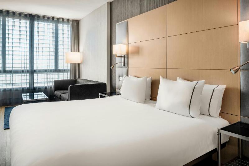 Premium Junior King Suite with Street View image 4