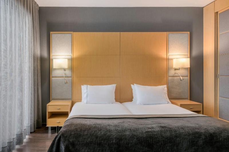 One-Bedroom Junior Twin Suite with Street View image 3