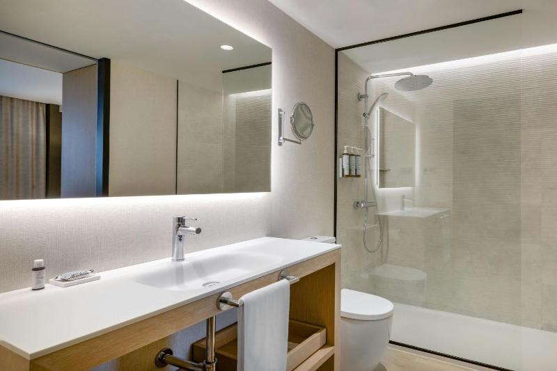 Premium Junior King Suite with Street View image 2