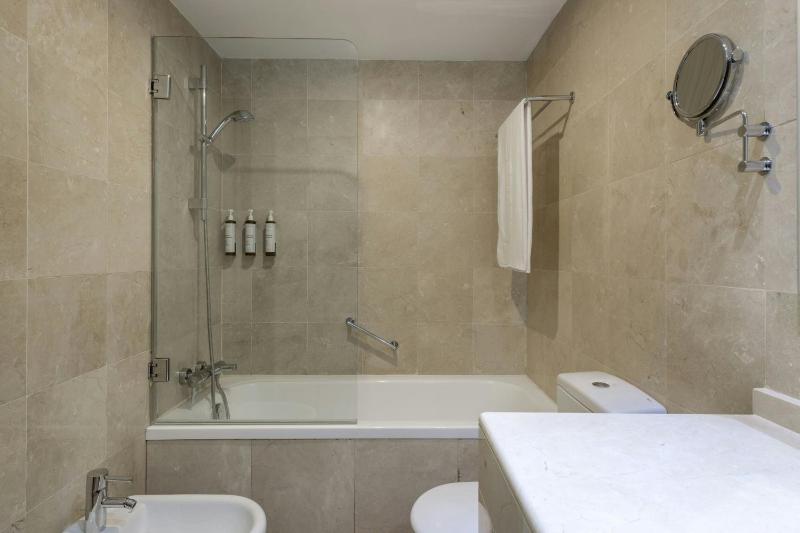 One-Bedroom Junior King Suite with Street View image 2