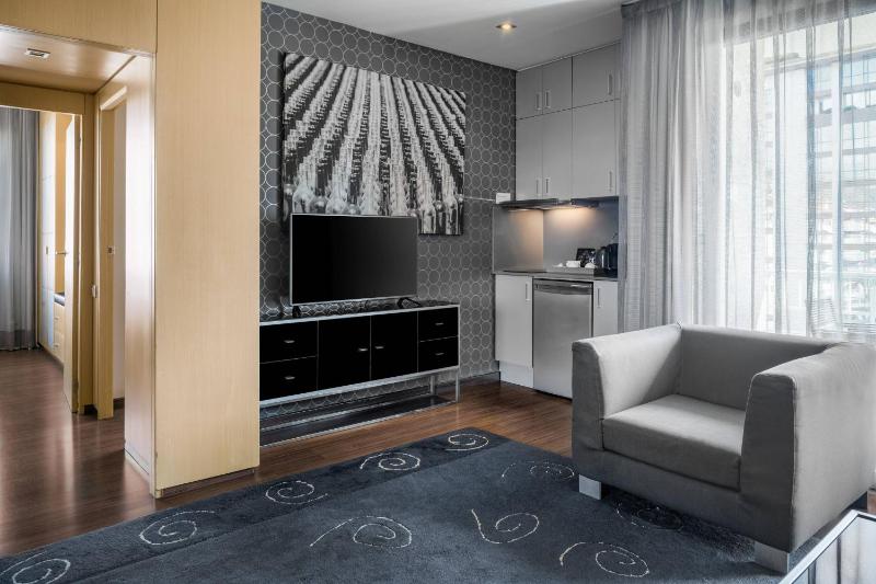 Two-Bedroom Suite with One King and Two Twin Beds image 3