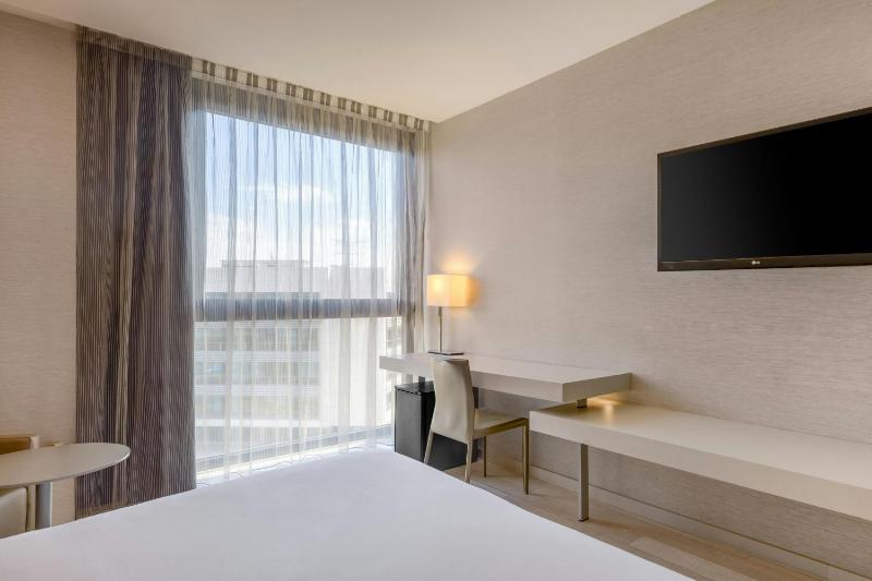 Standard room, Guest room, 1 King image 1