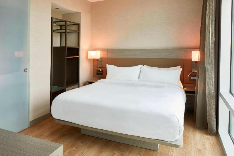Corner Junior King Suite with Sofa Bed image 4