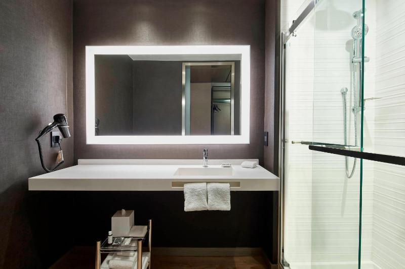Guest room, 1 King, High floor image 2