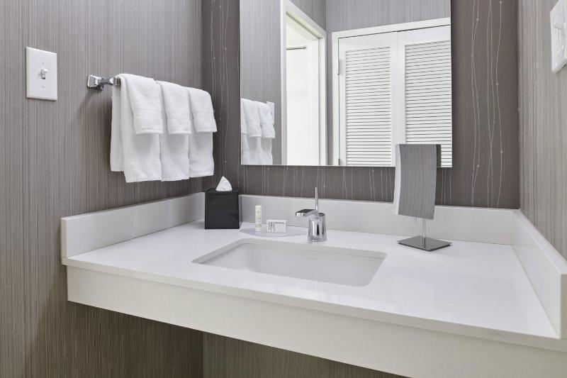 Larger Guest room, 1 King image 3