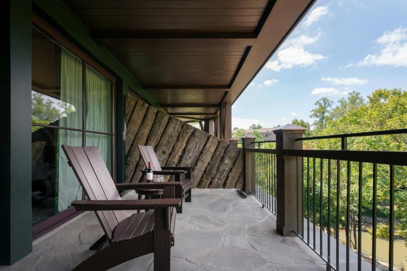 Queen Room with Two Queen Beds and Balcony - Waterfront image 3