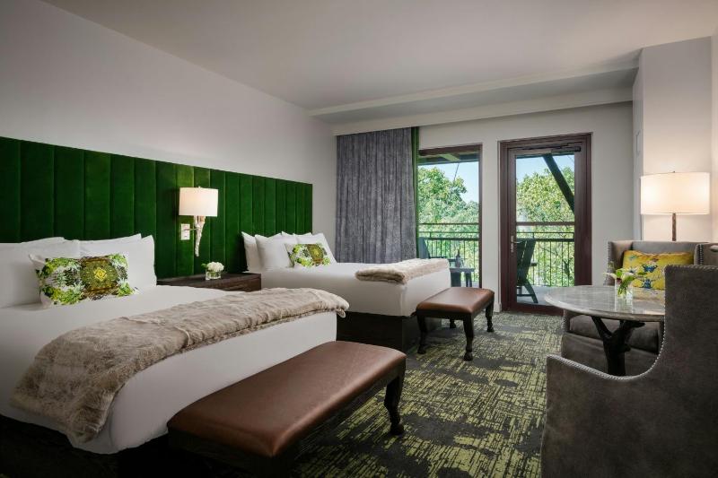 Queen Room with Two Queen Beds and Balcony - Waterfront image 4