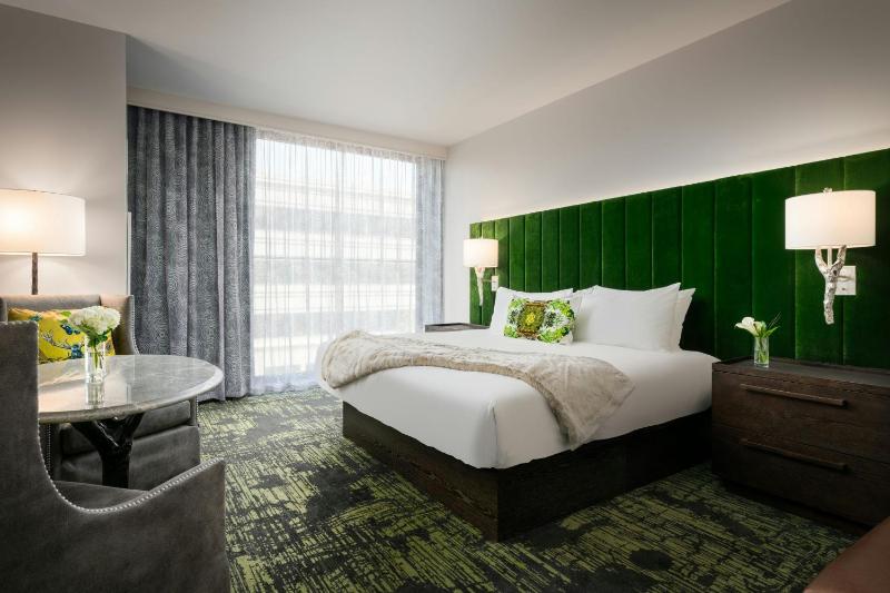 Standard King Room with City View image 4