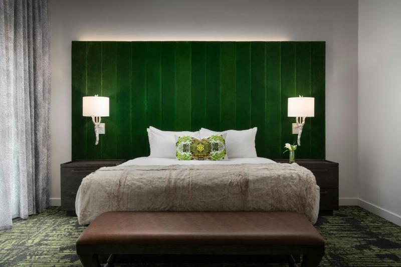 One-Bedroom King Suite with City View image 4