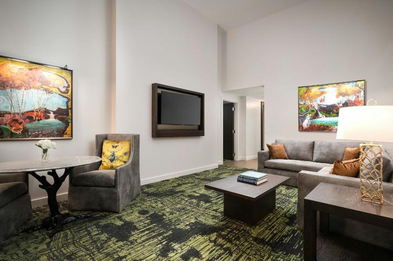 One-Bedroom King Suite with City View image 3