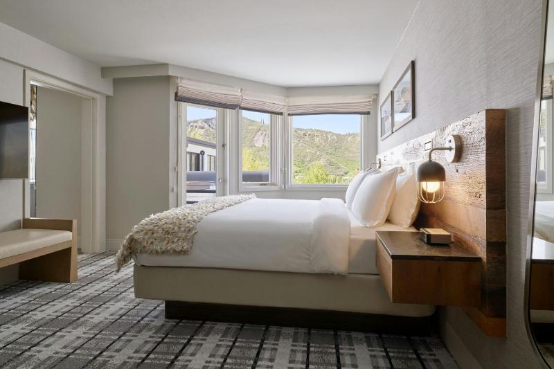 One-Bedroom King Suite with Balcony image 2
