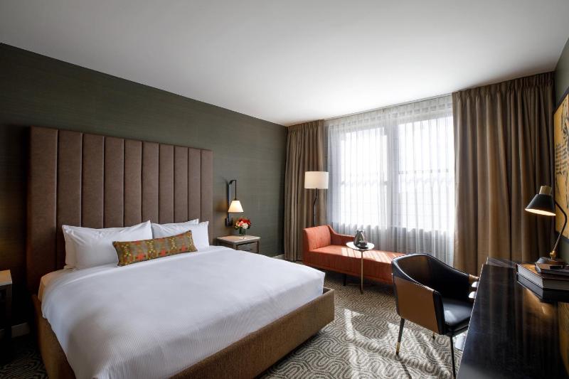 Deluxe King Room with Adapted Tub - Mobility and Hearing Accessible image 1