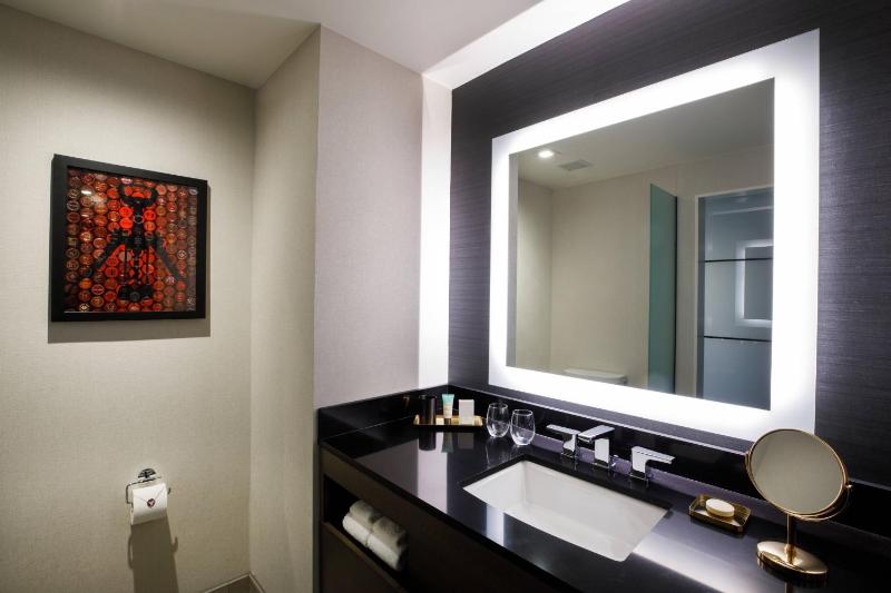 Deluxe King Room image 3