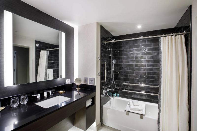 Deluxe King Room with Adapted Tub - Mobility and Hearing Accessible image 2