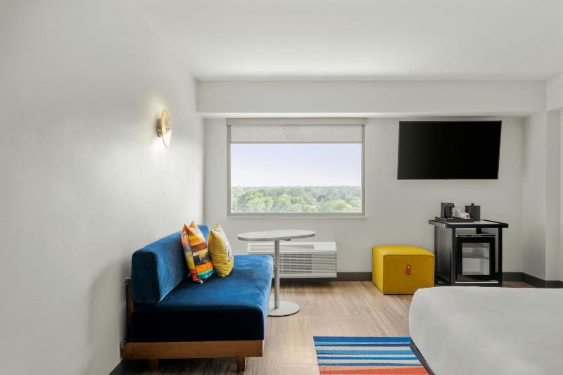 King Room with Roll-in Shower - Mobility and Hearing Accessible image 1