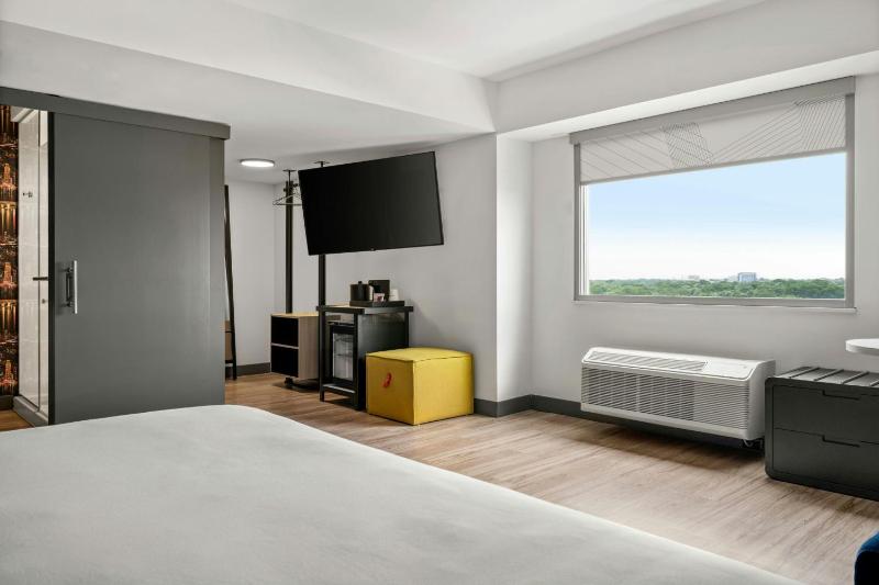 Savvy King Room image 2