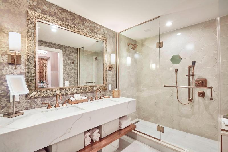 Larger Guest room, 1 King image 2