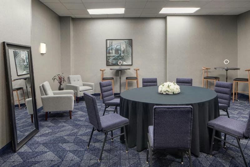 Courtyard by Marriott Chicago Downtown/River North - image 11