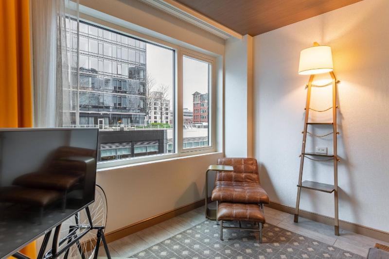 Deluxe King Room with City View image 4
