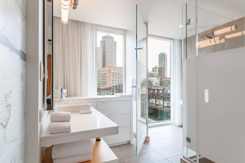 King Coveted Corner Room - City View image 3