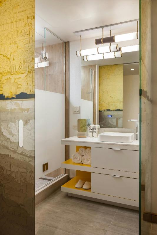Deluxe King Room with City View image 3