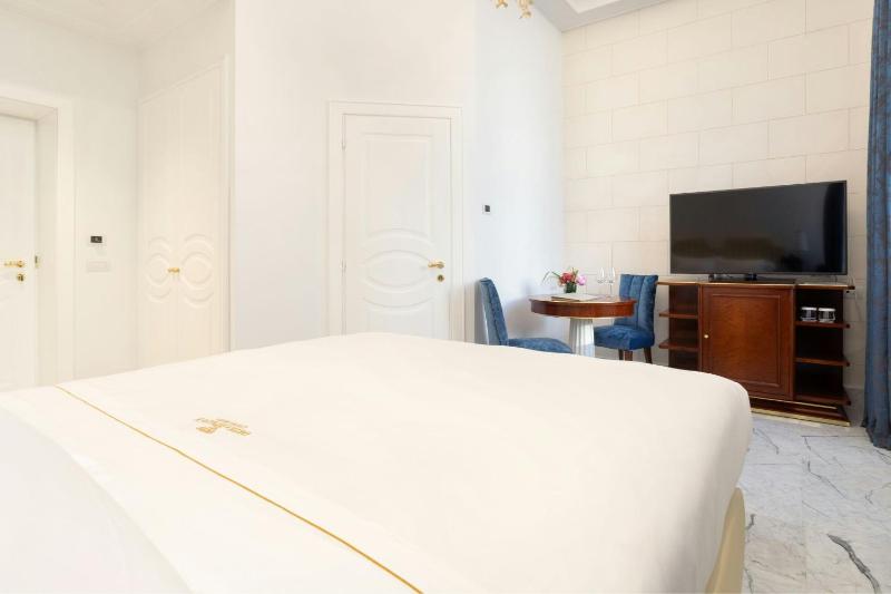 Queen Room - No View image 3