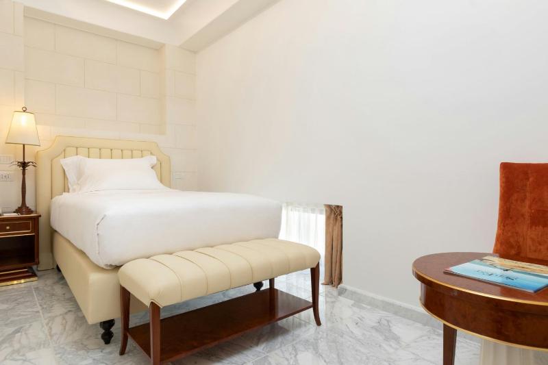 Twin Room with One Twin Bed and Sofa Bed - No View image 3