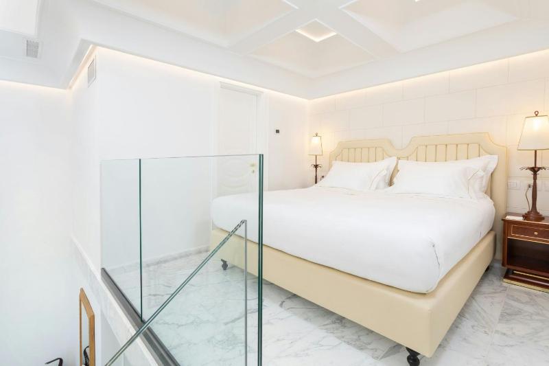King Room with Partial Sea View image 4