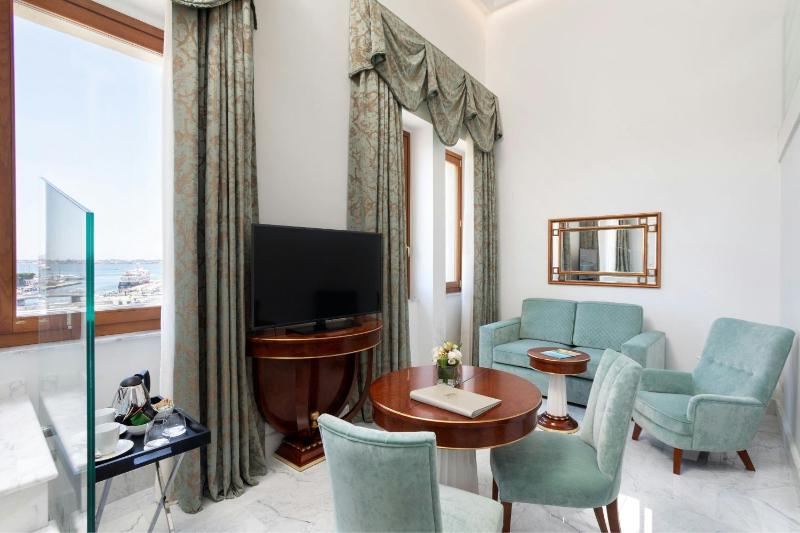 One-Bedroom Bi-Level King Suite image 3