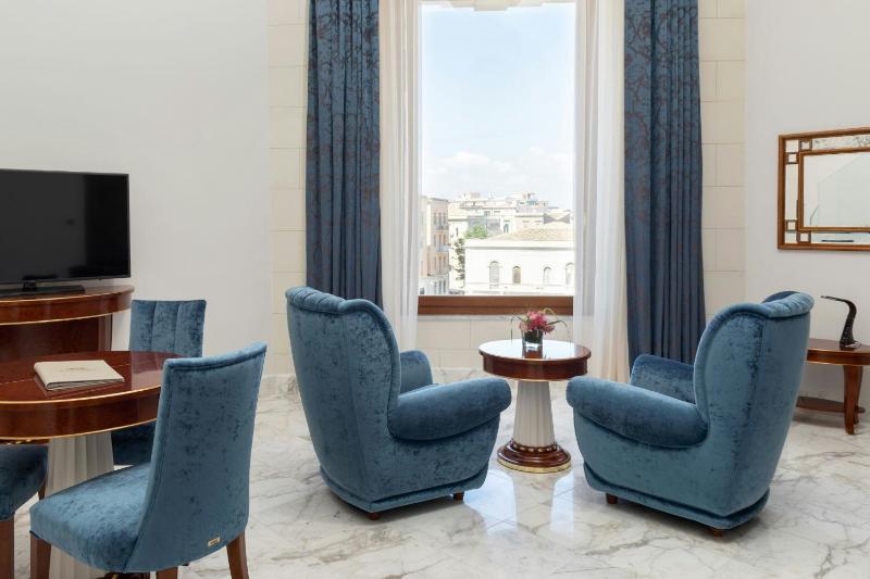 One-Bedroom Bi-Level Suite with Sea View image 3