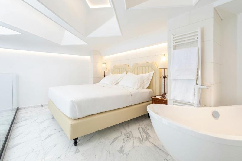 One-Bedroom Bi-Level Suite with Sea View image 1