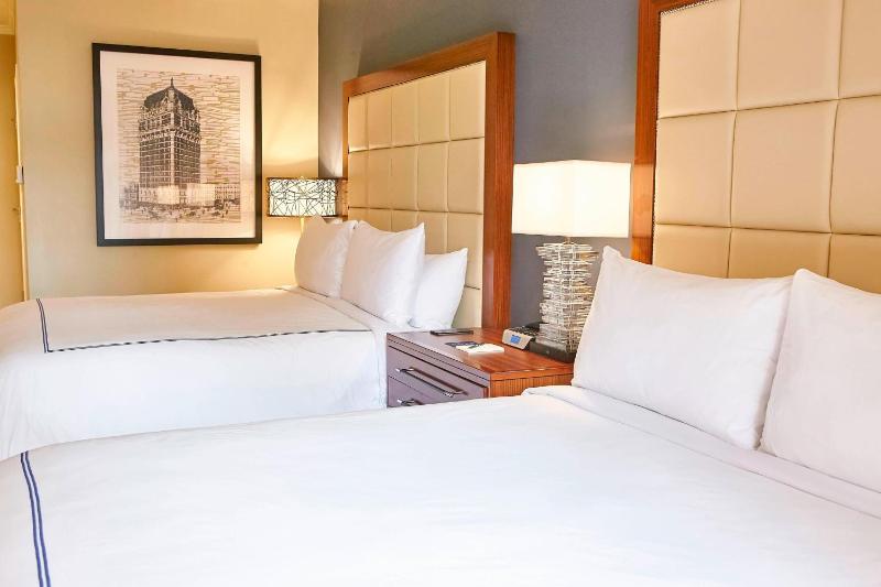 Deluxe Guest Room, 2 King Beds image 3