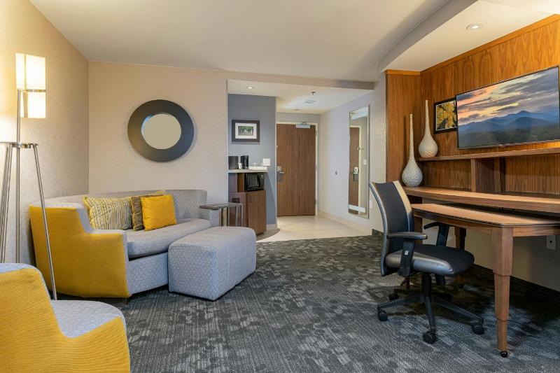 Queen Suite with Two Queen Beds and Sofa Bed image 2