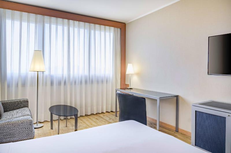 Standard King Room image 1