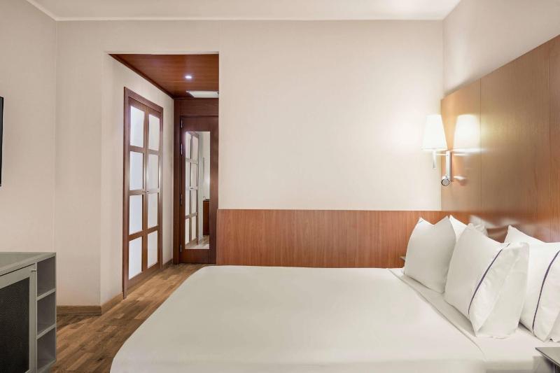 Standard King Room image 3